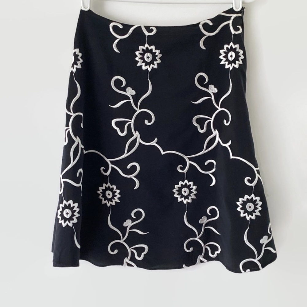 Ishyu Skirt Women’s 6 Black White Silk Blend Embroidered Floral